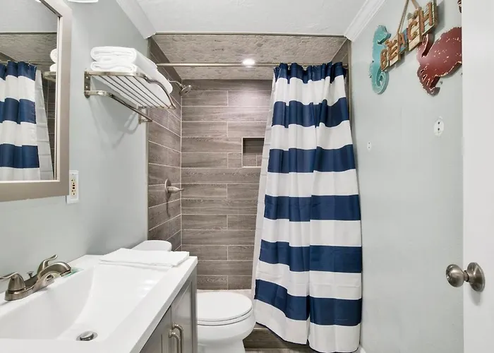 Steps From & The Hangout! Walk To It All! Apartment *