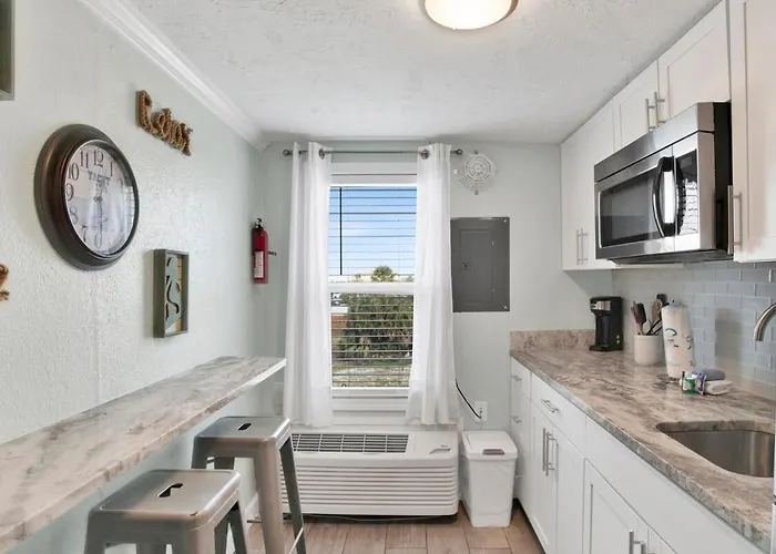 Apartment Steps From & The Hangout! Walk To It All! *