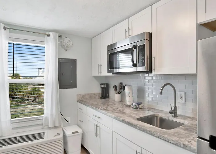 Apartment Steps From & The Hangout! Walk To It All! *