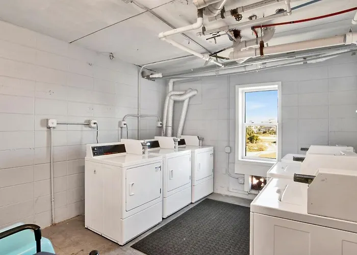 Apartment Steps From & The Hangout! Walk To It All! Gulf Shores