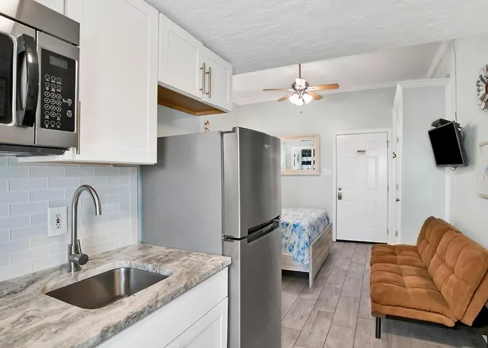 Steps From & The Hangout! Walk To It All! Apartment Gulf Shores