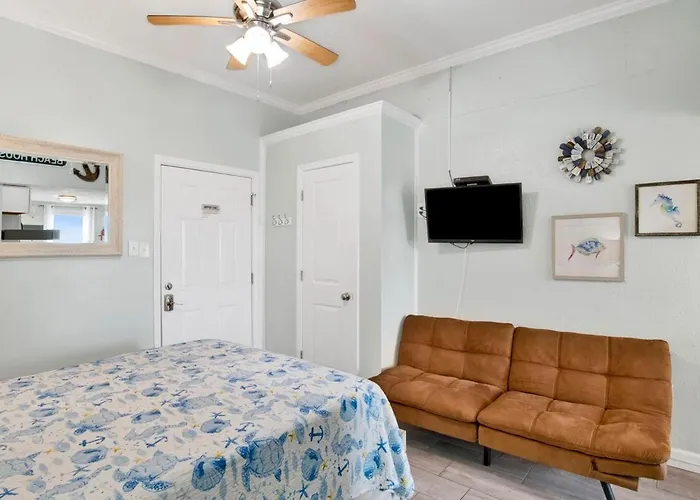 Apartment Steps From & The Hangout! Walk To It All! Gulf Shores